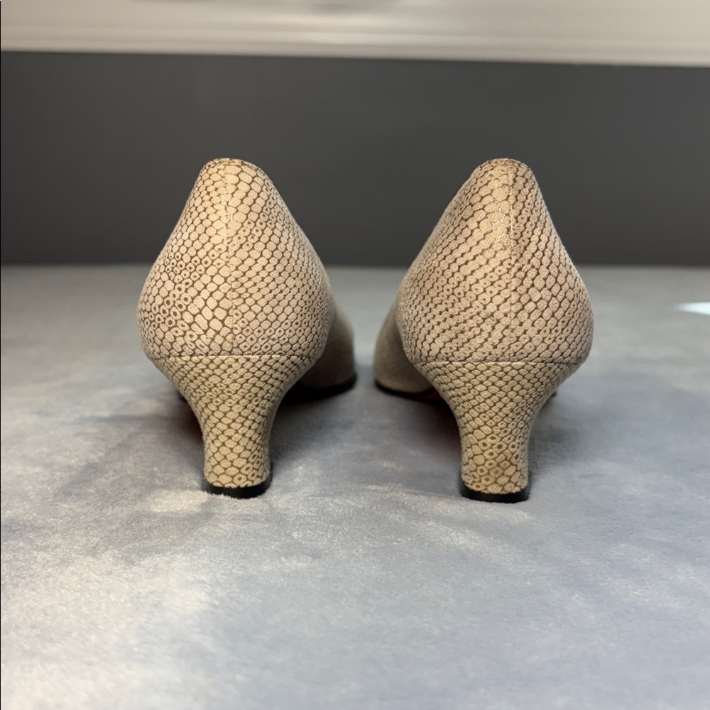 Salvatore Ferragamo Textured Pumps - Picture 7 of 12